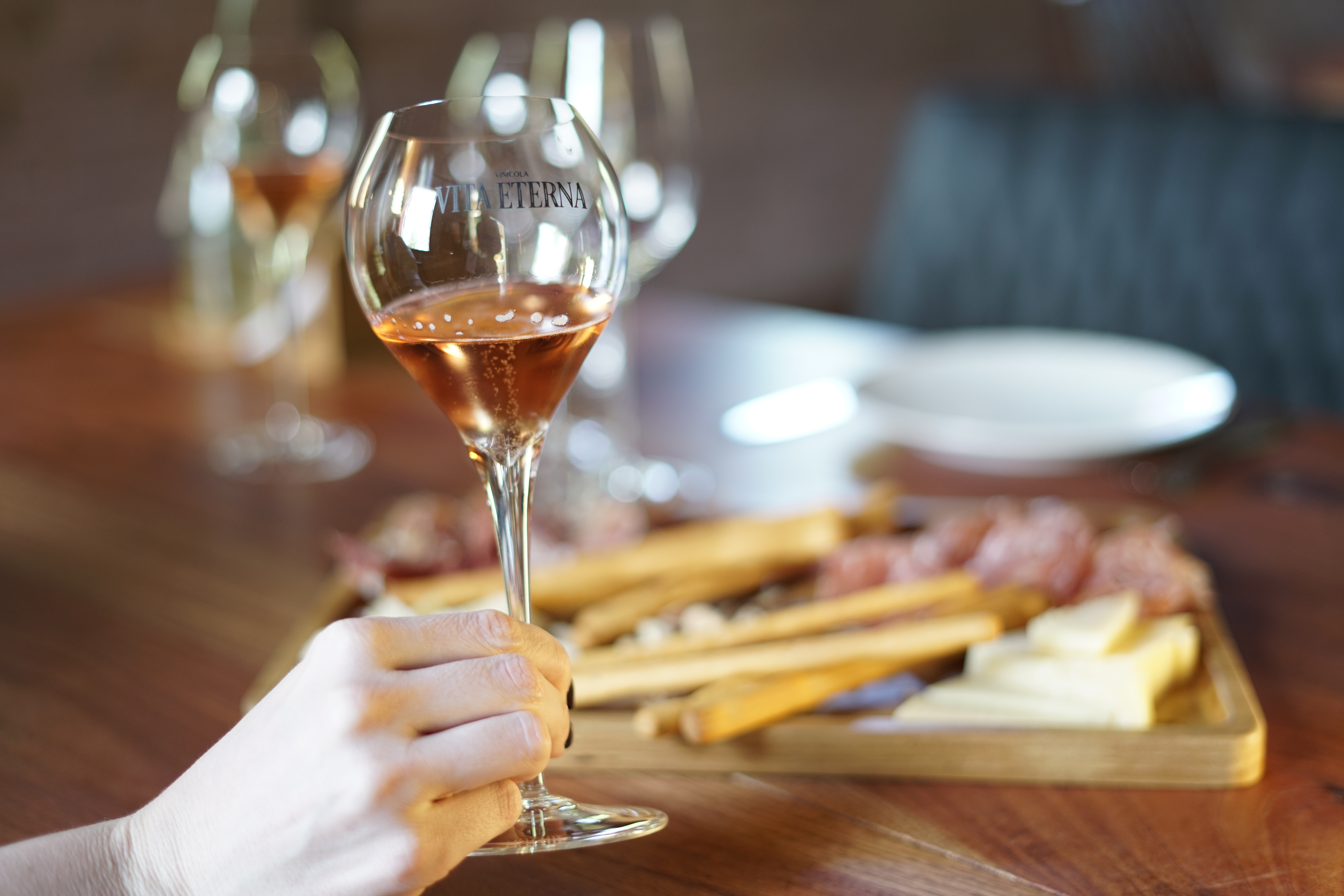 Harmonização com espumante rosé e charcuterie Vita Eterna