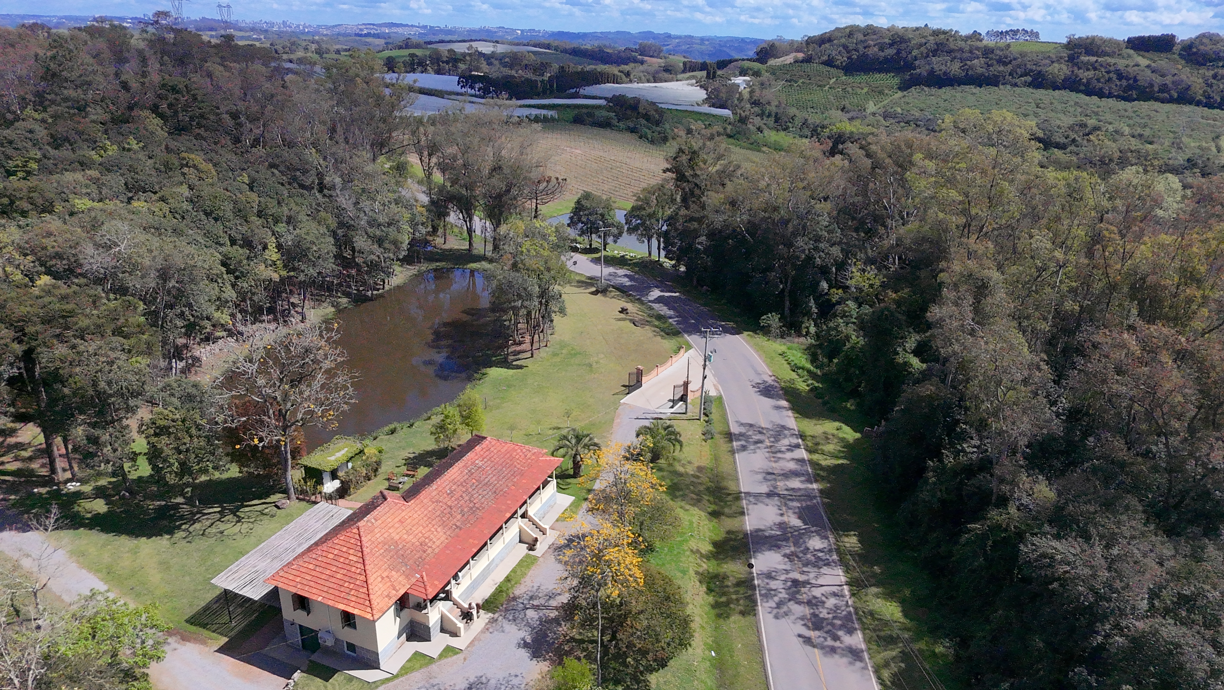 Vista aérea da Vinícola Vita Eterna — propriedade com lago em Pinto Bandeira