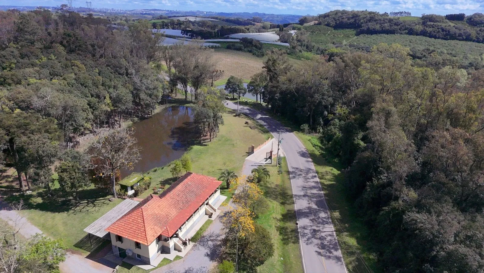 Vista aérea da Vinícola Vita Eterna — propriedade com lago em Pinto Bandeira